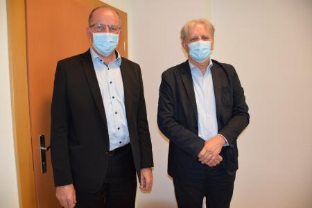 Župan Franc Setnikar in direktor podjetja SGP Zidgrad Idrija d.d. Igor Božič po podpisu pogodbe